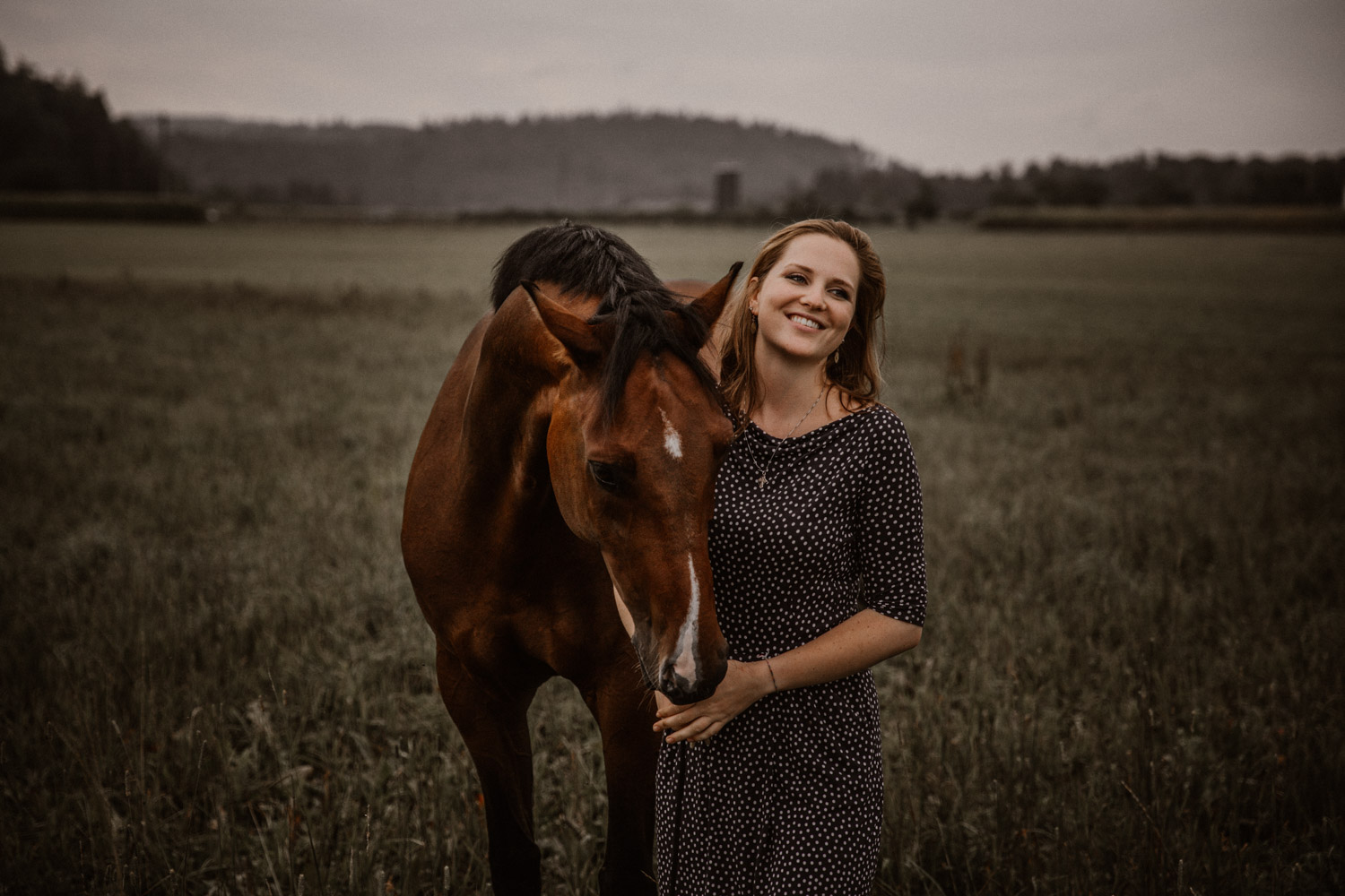 Pferdeshooting Pferdefotografin Schweiz Aargau Regenwetter Pferd und Mensch