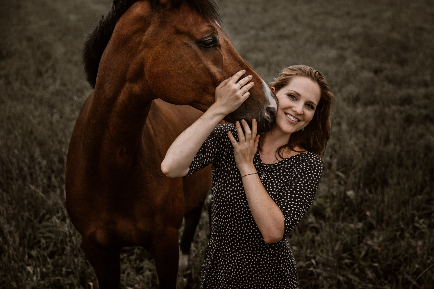 Pferdeshooting Pferdefotografin Schweiz Aargau Regenwetter Pferd und Mensch