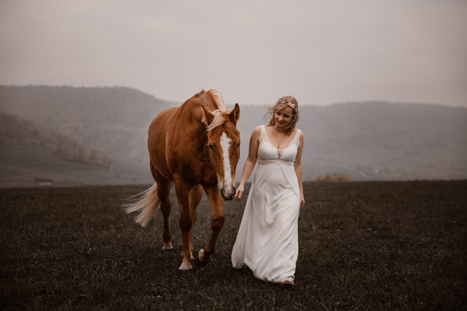 Pferdeshooting Pferdefotografin Schweiz Hochzeitsshooting mit Pferd Brautkleid Vintage Rembo Style