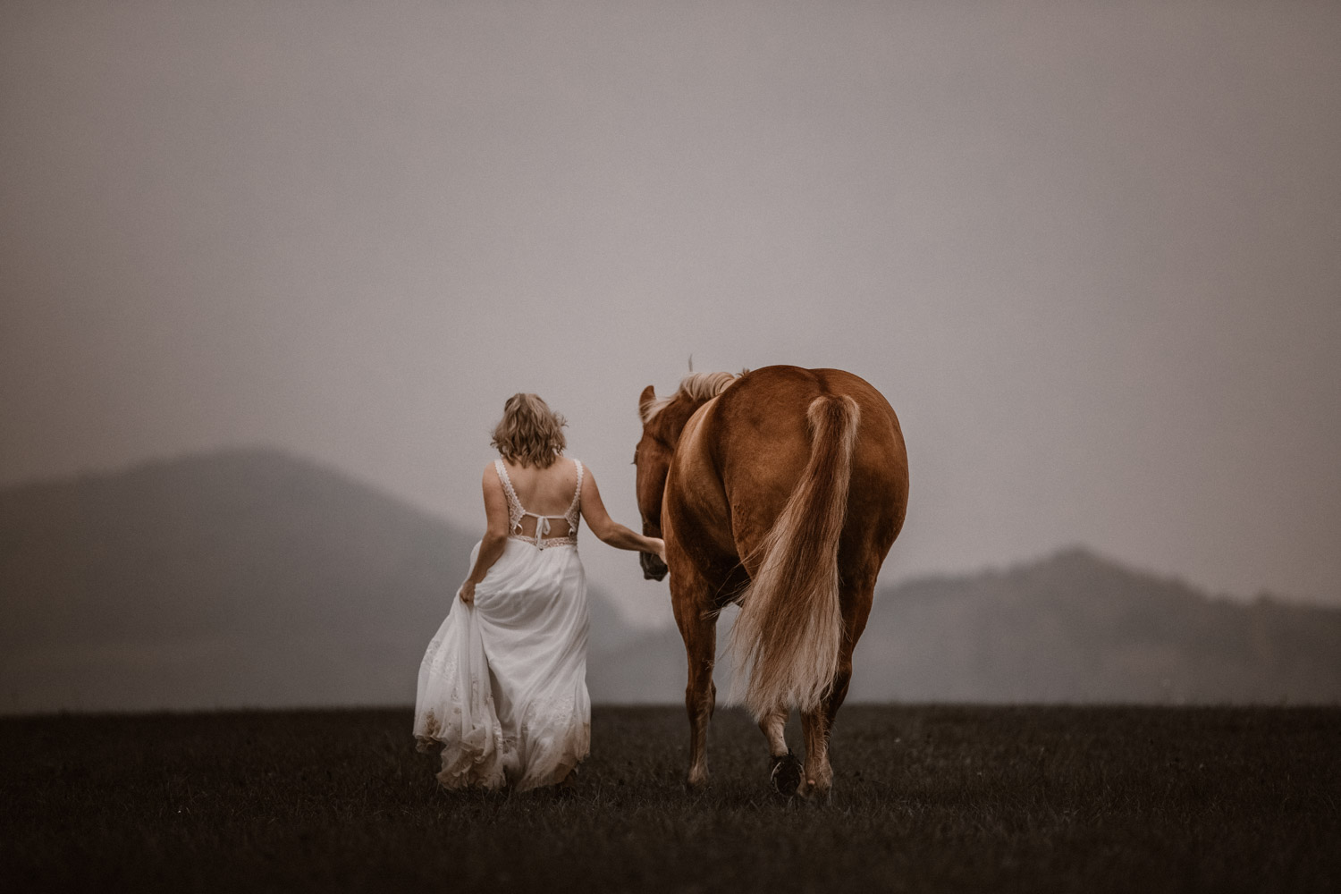 Pferdeshooting Pferdefotografin Schweiz Hochzeitsshooting mit Pferd Brautkleid Vintage Rembo Style