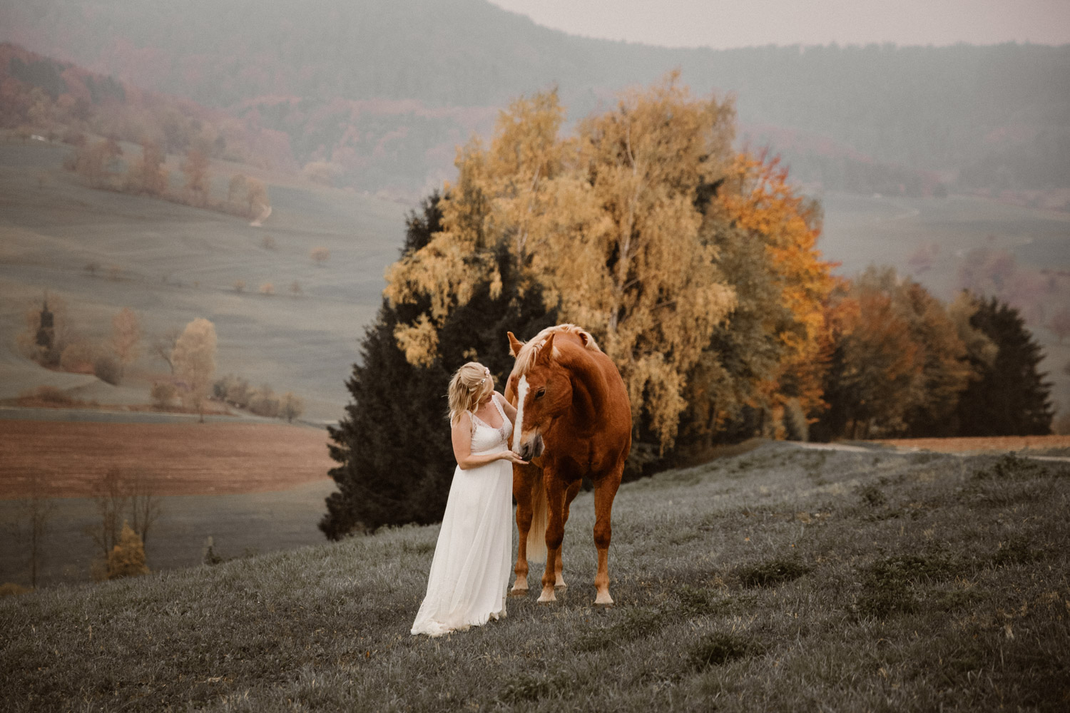 Pferdeshooting Pferdefotografin Schweiz Hochzeitsshooting mit Pferd Brautkleid Vintage Rembo Style