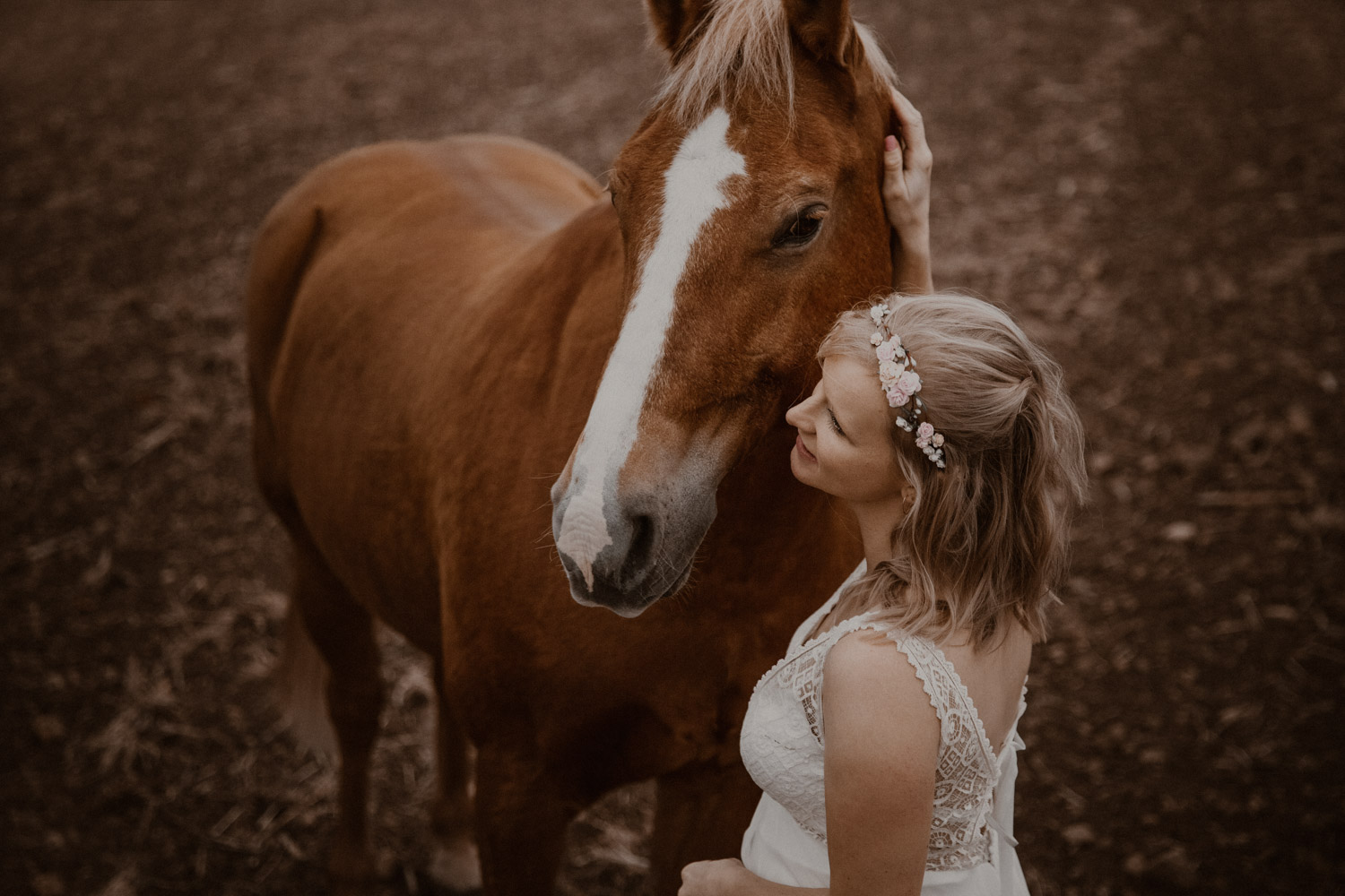 Pferdeshooting Pferdefotografin Schweiz Hochzeitsshooting mit Pferd Brautkleid Vintage Rembo Style