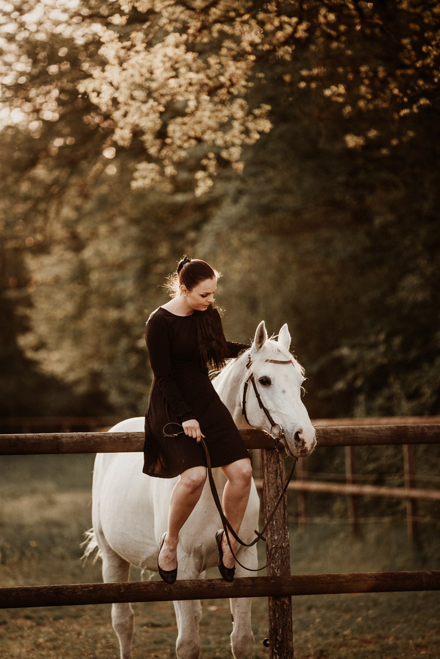 Tabitha Roth Pferdefotografin Pferdeshooting Schimmel natürlich ungestellt Freilauf Portrait Nadja Schweiz