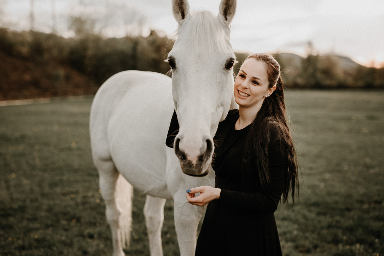 Tabitha Roth Pferdefotografin Pferdeshooting Schimmel natürlich ungestellt Freilauf Portrait Nadja Schweiz