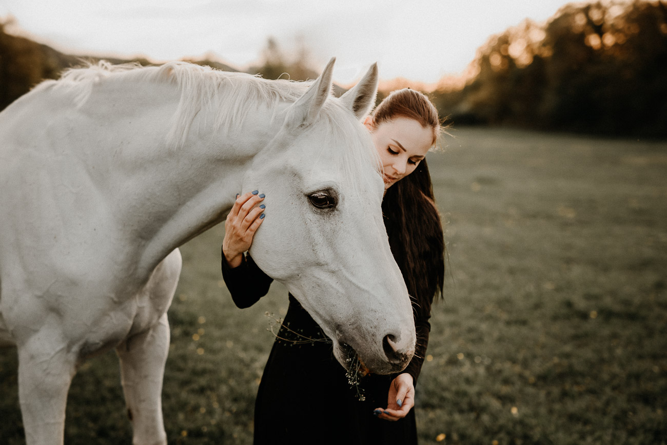 Tabitha Roth Pferdefotografin Pferdeshooting Schimmel natürlich ungestellt Freilauf Portrait Nadja Schweiz