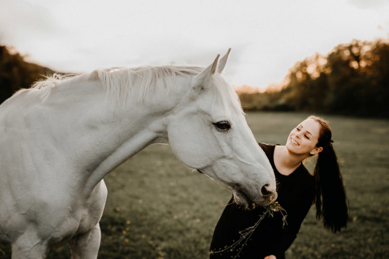 Tabitha Roth Pferdefotografin Pferdeshooting Schimmel natürlich ungestellt Freilauf Portrait Nadja Schweiz