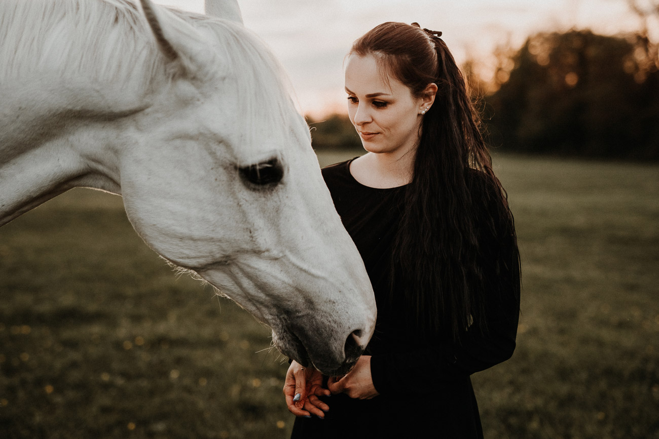 Tabitha Roth Pferdefotografin Pferdeshooting Schimmel natürlich ungestellt Freilauf Portrait Nadja Schweiz