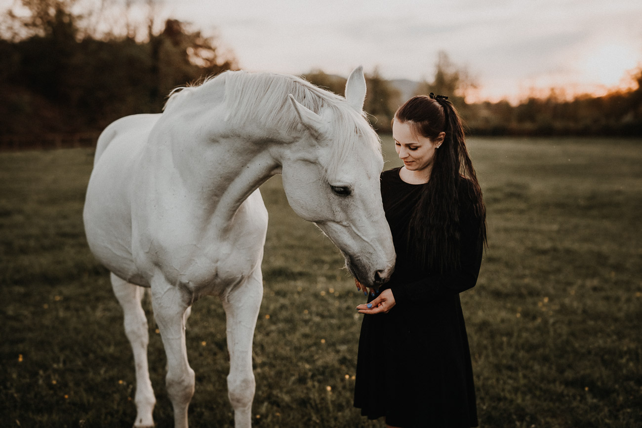 Tabitha Roth Pferdefotografin Pferdeshooting Schimmel natürlich ungestellt Freilauf Portrait Nadja Schweiz