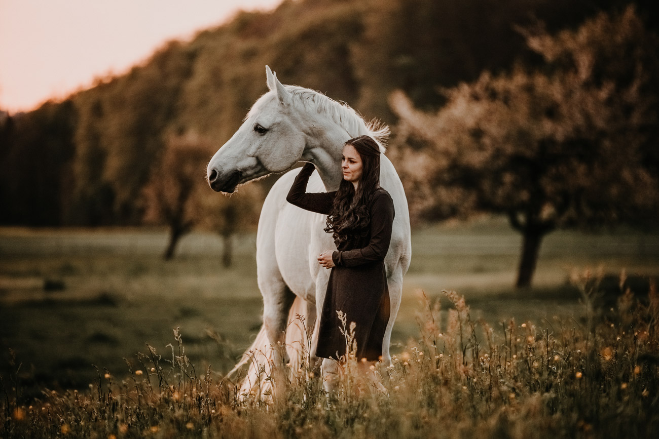 Tabitha Roth Pferdefotografin Pferdeshooting Schimmel natürlich ungestellt Freilauf Portrait Nadja Schweiz