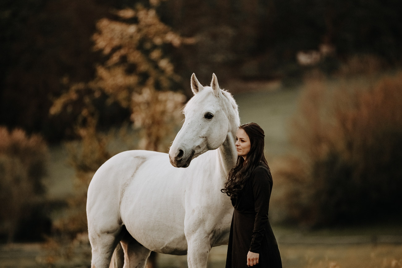 Tabitha Roth Pferdefotografin Pferdeshooting Schimmel natürlich ungestellt Freilauf Portrait Nadja Schweiz