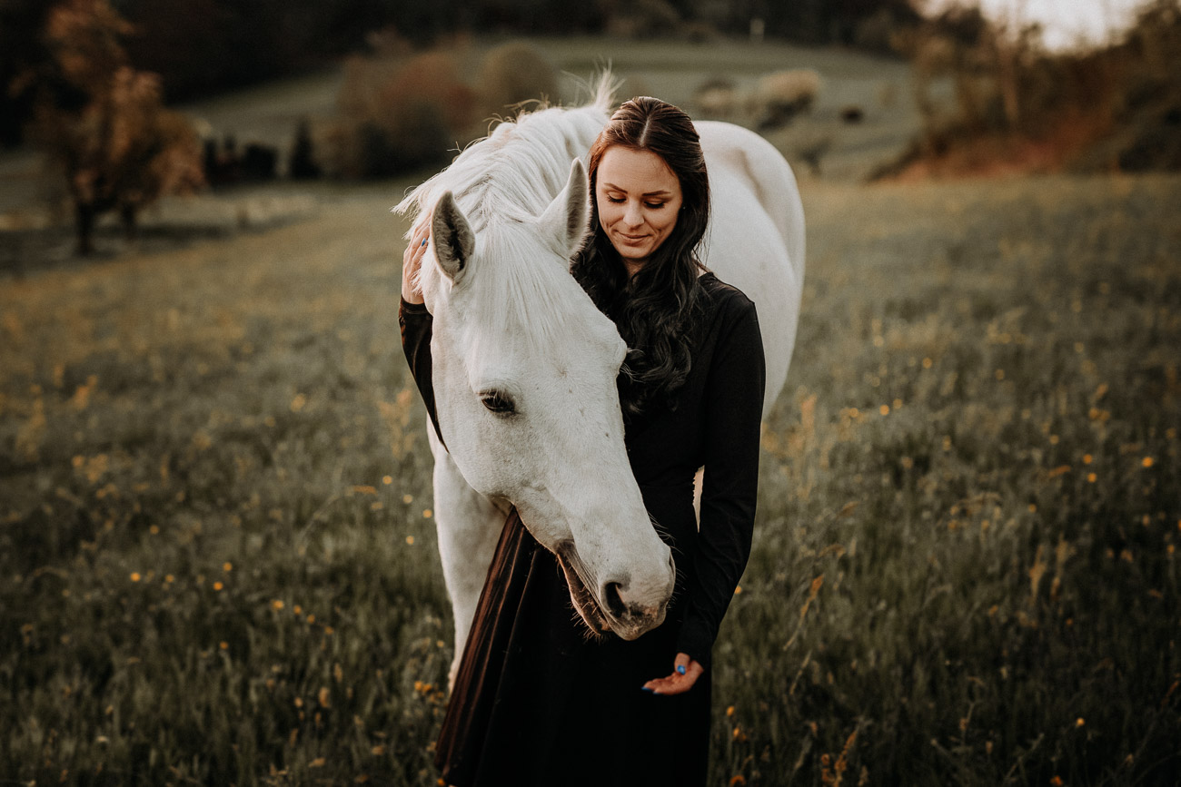 Tabitha Roth Pferdefotografin Pferdeshooting Schimmel natürlich ungestellt Freilauf Portrait Nadja Schweiz