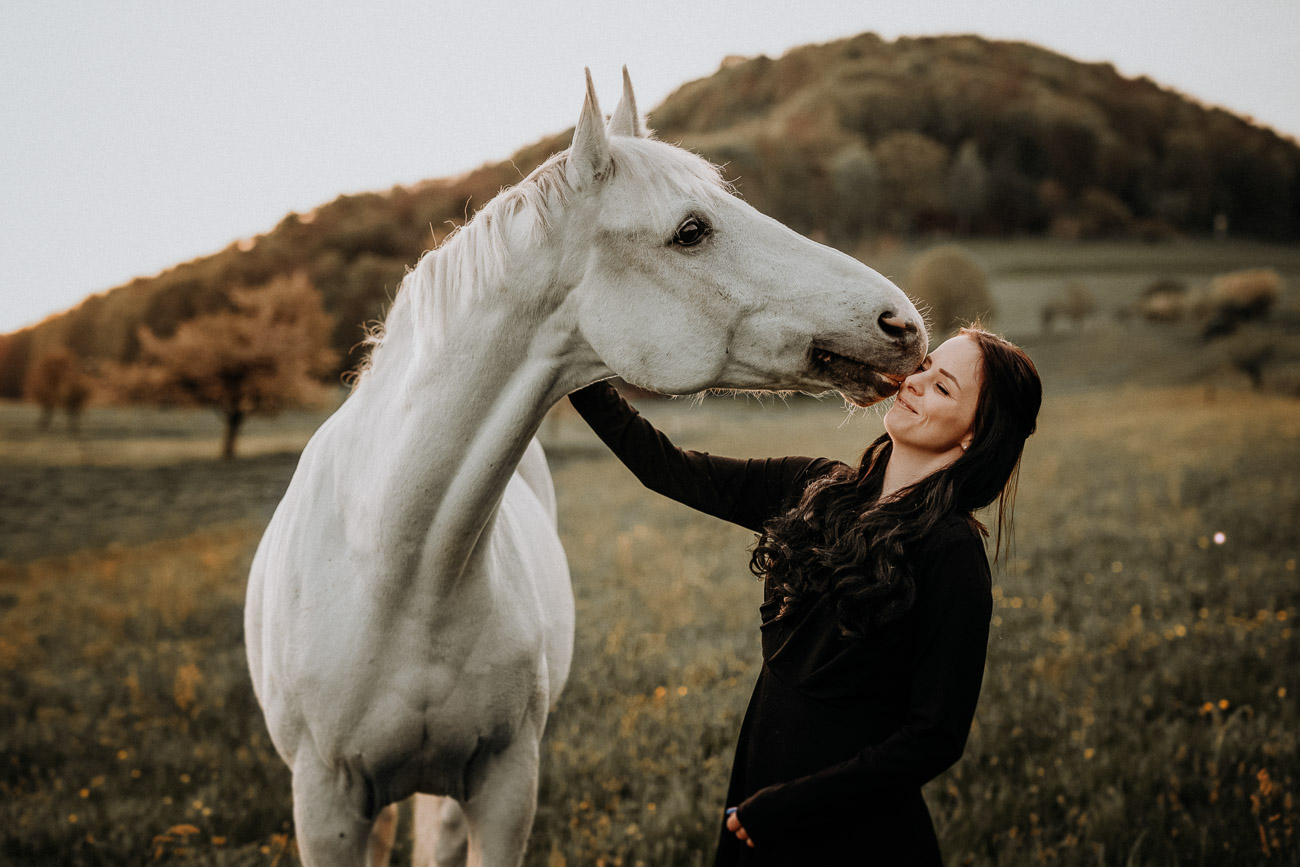 Tabitha Roth Pferdefotografin Pferdeshooting Schimmel natürlich ungestellt Freilauf Portrait Nadja Schweiz